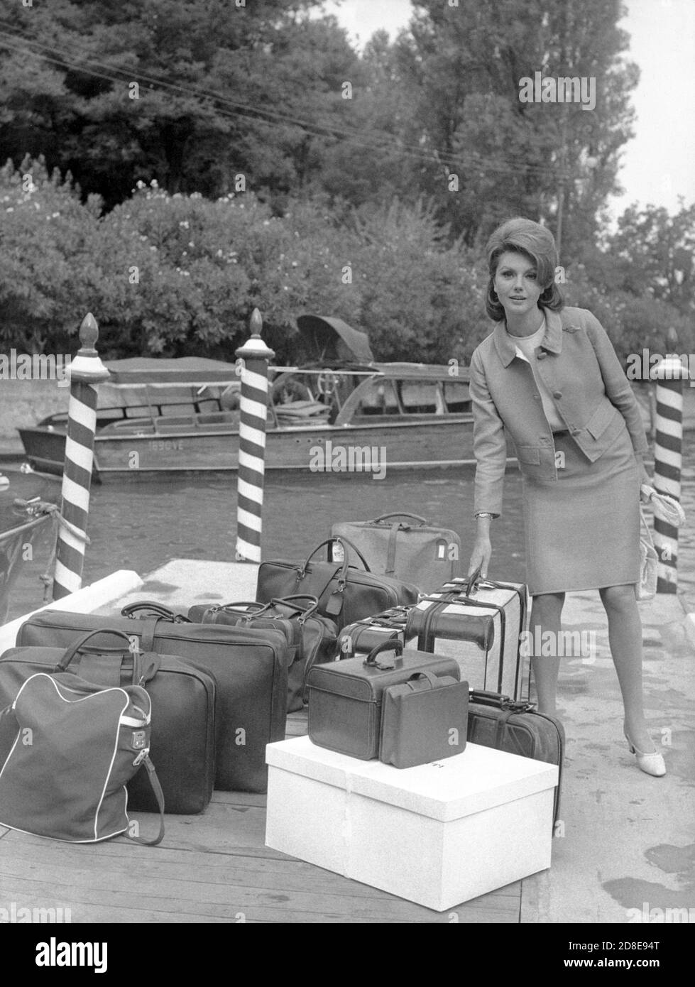 L'actrice Sylva Koscina à son arrivée à la jetée du Lido avec tous ses  bagages au 28e Festival du film de Venise, le 28 août 1966. --- l'attrice  Sylva Koscina al suo