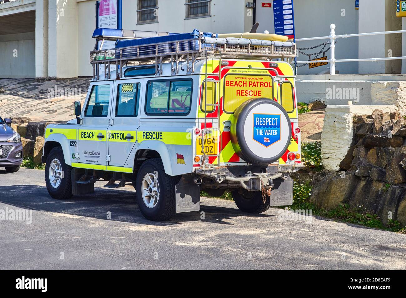 Véhicule Land Rover Defender appartenant à la patrouille de plage de Blackpool stationné à l'extérieur du bureau principal Banque D'Images