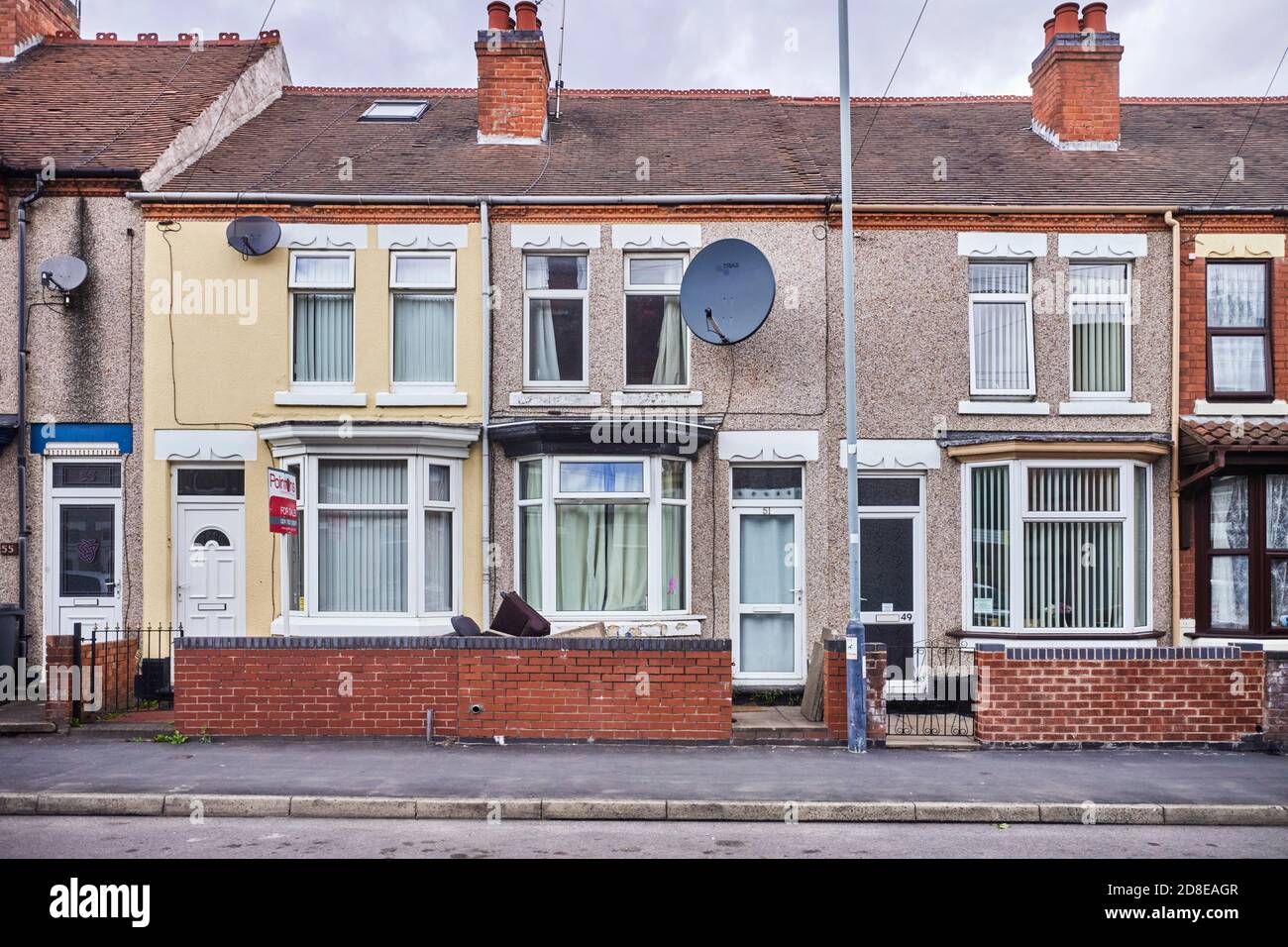 Un très grand plat satellite sur une maison en terrasse à Nuneaton, Warwickshire Banque D'Images