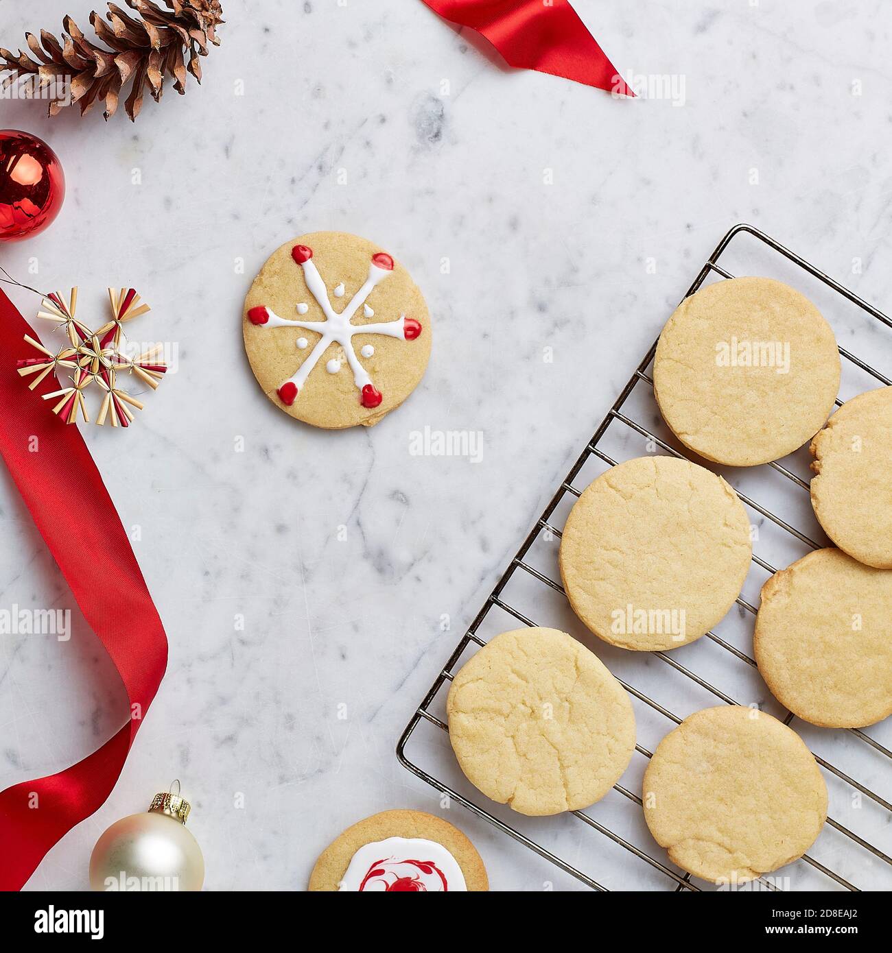 Biscuits de vacances sur la grille de refroidissement avec un décoré Banque D'Images