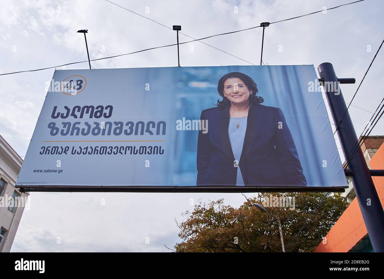 Tbilissi, Géorgie - 24 octobre 2018 : affiche de campagne de grande taille / panneau publicitaire au-dessus de la route en bas de Tbilissi pour le candidat indépendant Salome Zurabishvi Banque D'Images