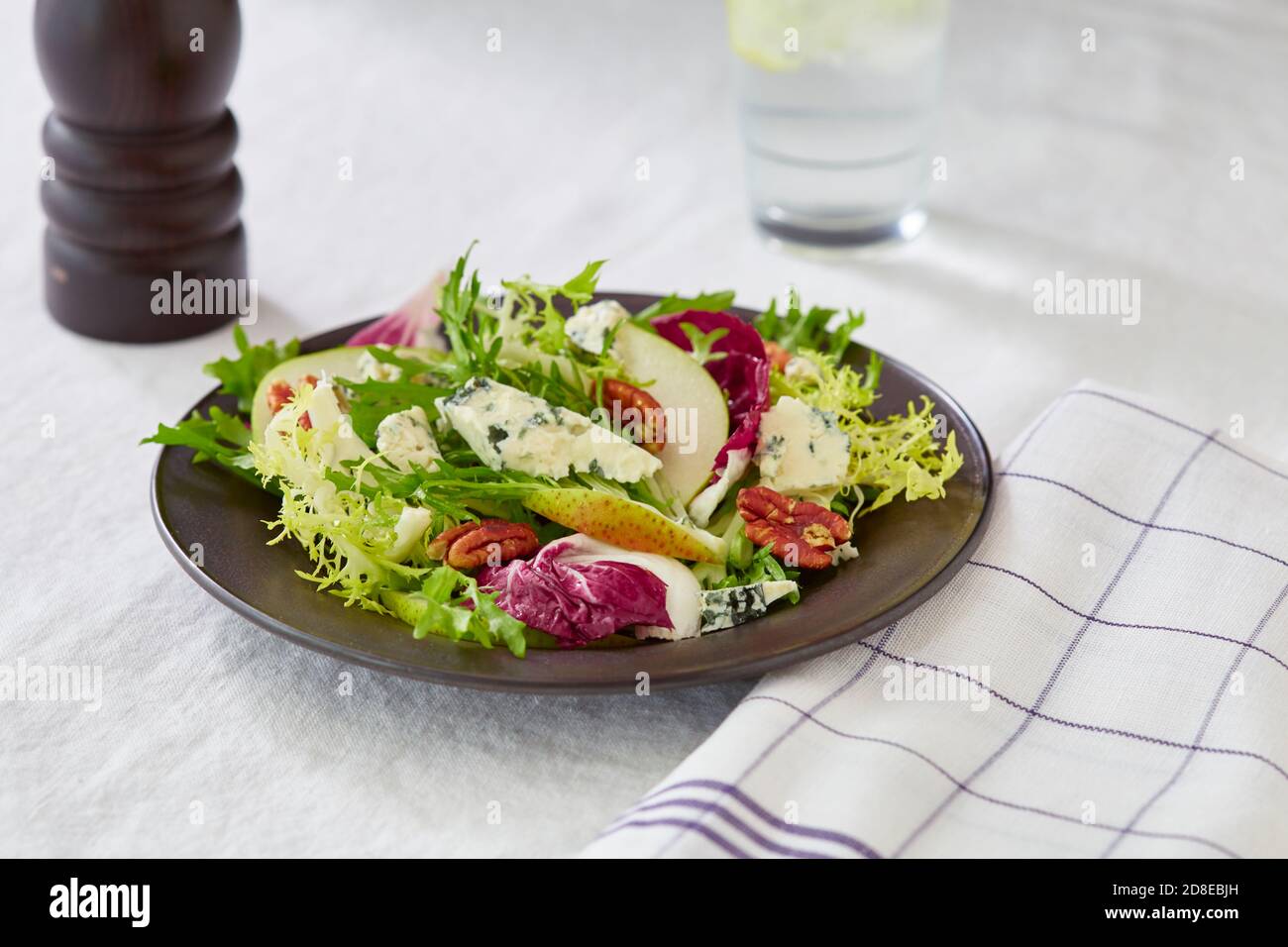 Salade fraîche avec noix de pécan et fromage bleu poire Banque D'Images