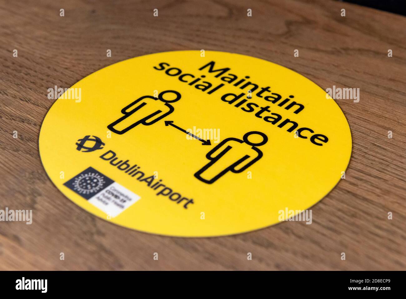 Maintenir le signe jaune de distanciation sociale en raison de la pandémie Covid 19 Dans un café ou un café à l'aéroport de Dublin en Irlande Europe Banque D'Images
