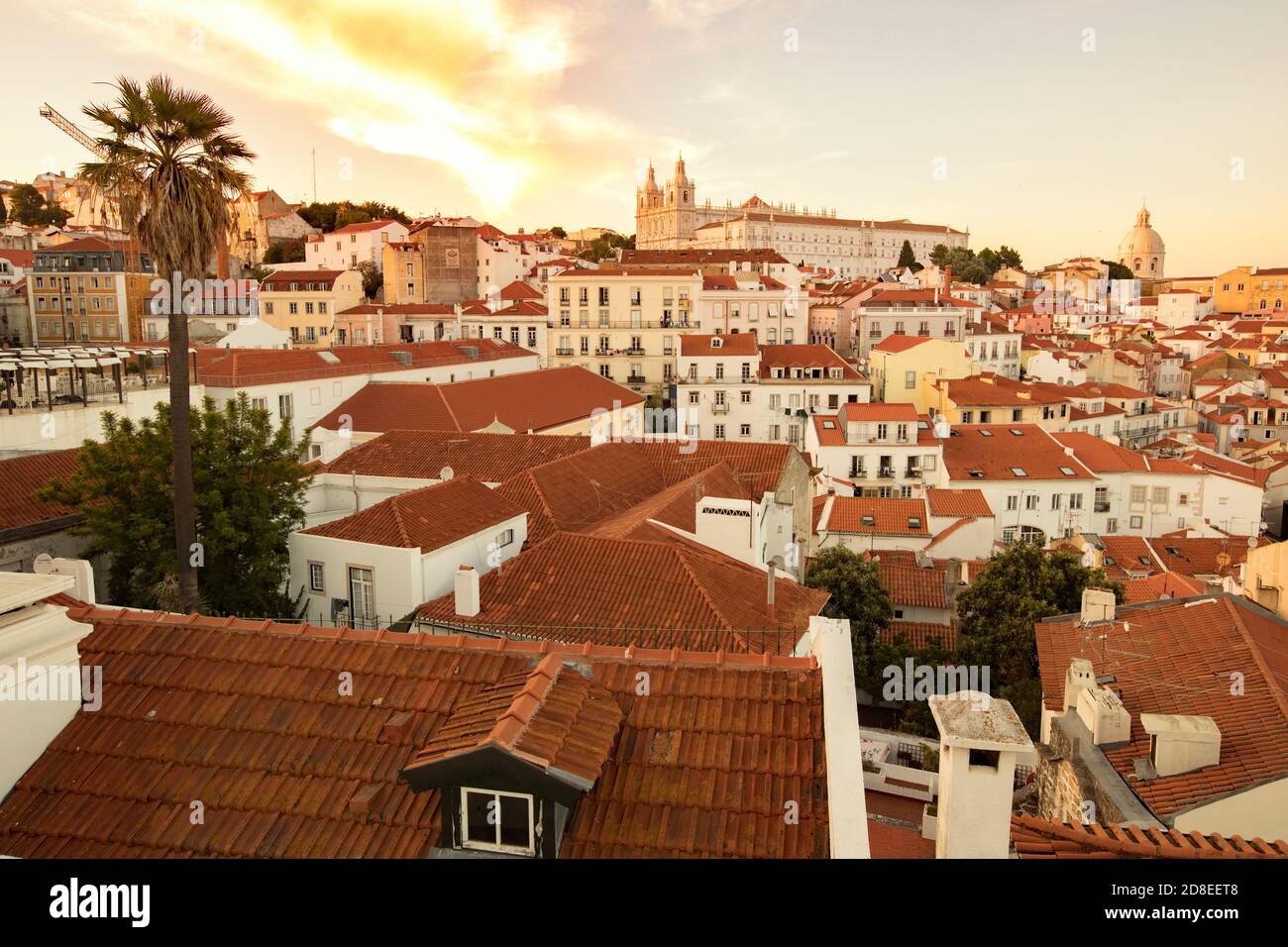 Toits et belle architecture avec l'église de São Miguel dans le quartier d'Alfama à Lisbonne, Portugal, Europe. Banque D'Images