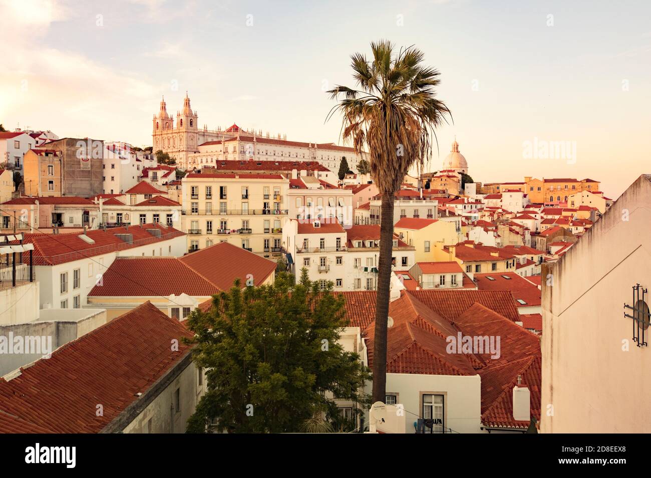 Toits et belle architecture avec l'église de São Miguel dans le quartier d'Alfama à Lisbonne, Portugal, Europe. Banque D'Images