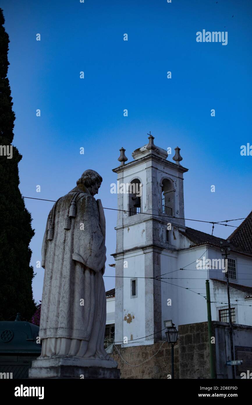 Place publique avec une statue de São Vicente devant l'église de Santa Luzia dans le quartier d'Alfama à Lisbonne, Portugal, Europe. Banque D'Images