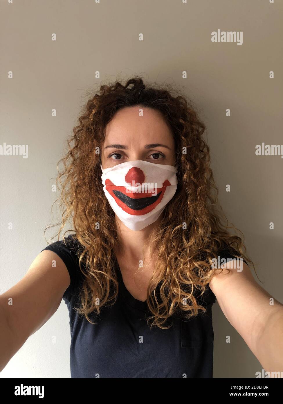 Femme suspecte avec un masque de protection selfie Banque D'Images