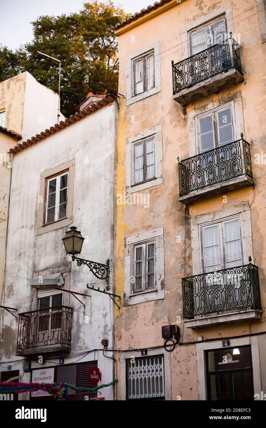 Rues étroites et belle architecture dans le quartier Alfama de Lisbonne, Portugal, Europe. Banque D'Images