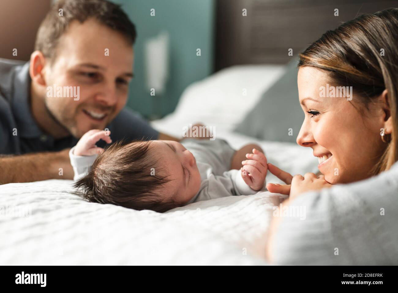 Un Beau Couple Avec Bebe Nouveau Ne Sur Le Lit Photo Stock Alamy