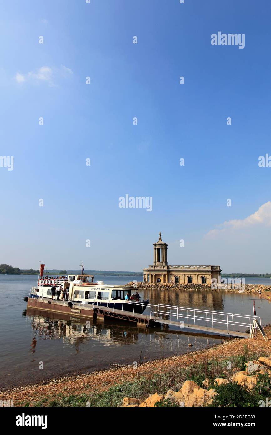 Le bateau Rutland Belle à l'église Normanton, réservoir d'eau Rutland; comté de Rutland; Angleterre; Royaume-Uni Banque D'Images