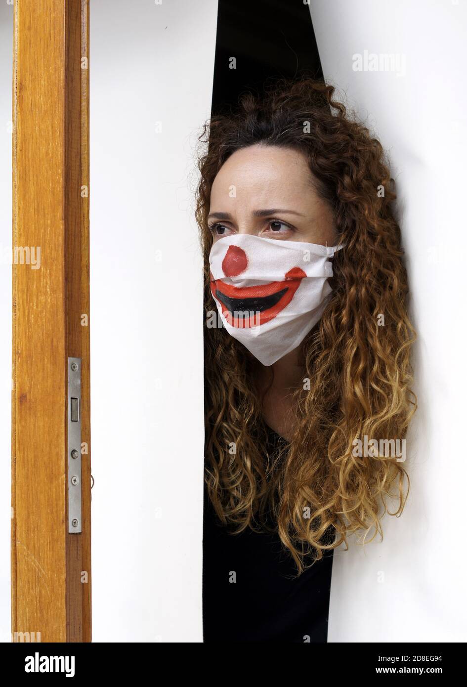 Femme suspecte avec masque de protection. Banque D'Images