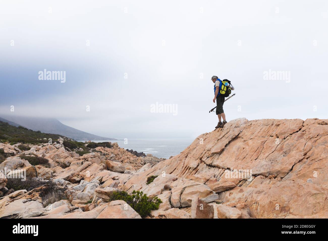 Homme senior passant du temps dans la nature Banque D'Images