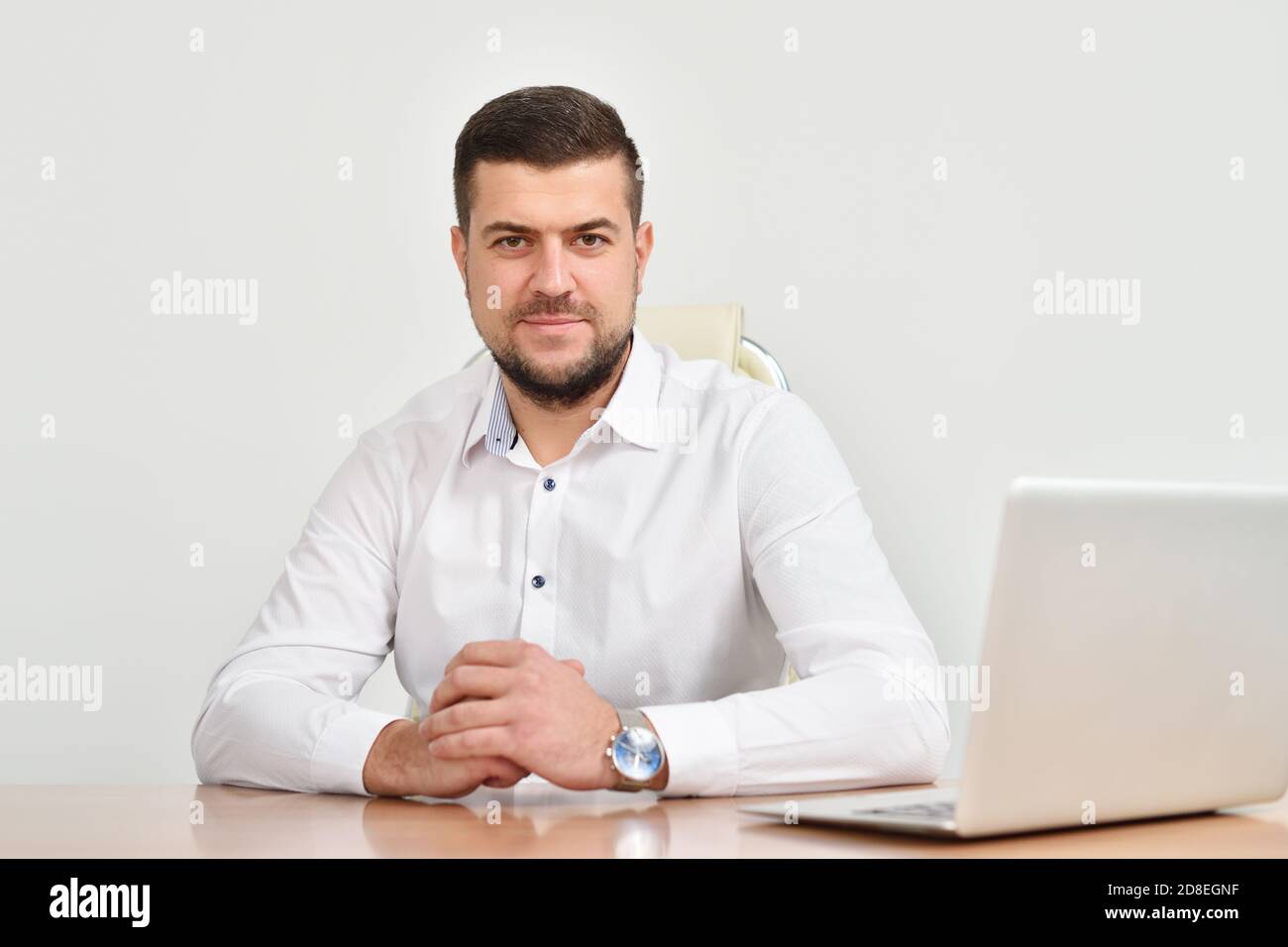 Portrait d'un jeune responsable de bureau blanc de race blanche chez son lieu de travail Banque D'Images