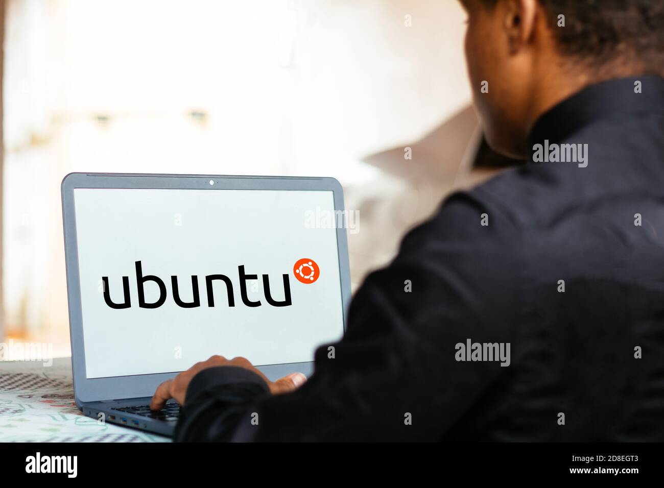 Dans cette illustration photo, le logo Ubuntu s'affiche sur un ordinateur  portable Photo Stock - Alamy