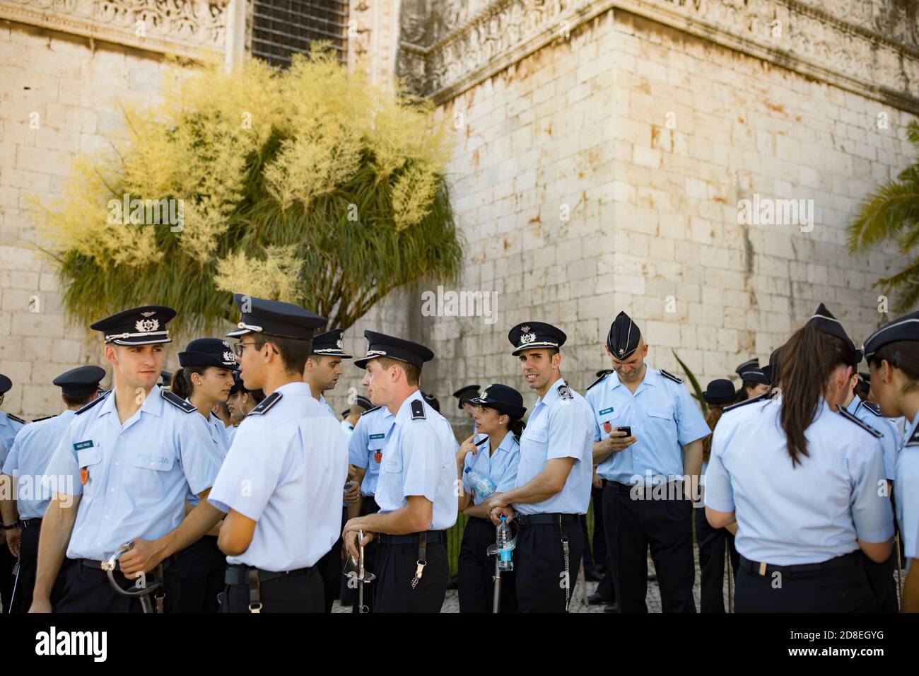 Des officiers de police diplômés de l'académie assistent à un service de prière au Monastère Jerónimos à Lisbonne, Portugal, Europe. Banque D'Images