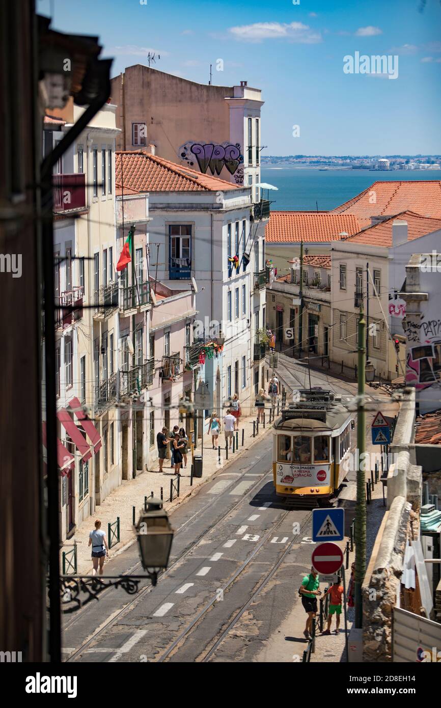 Toits et belle architecture dans le quartier Alfama de Lisbonne, Portugal, Europe. Banque D'Images