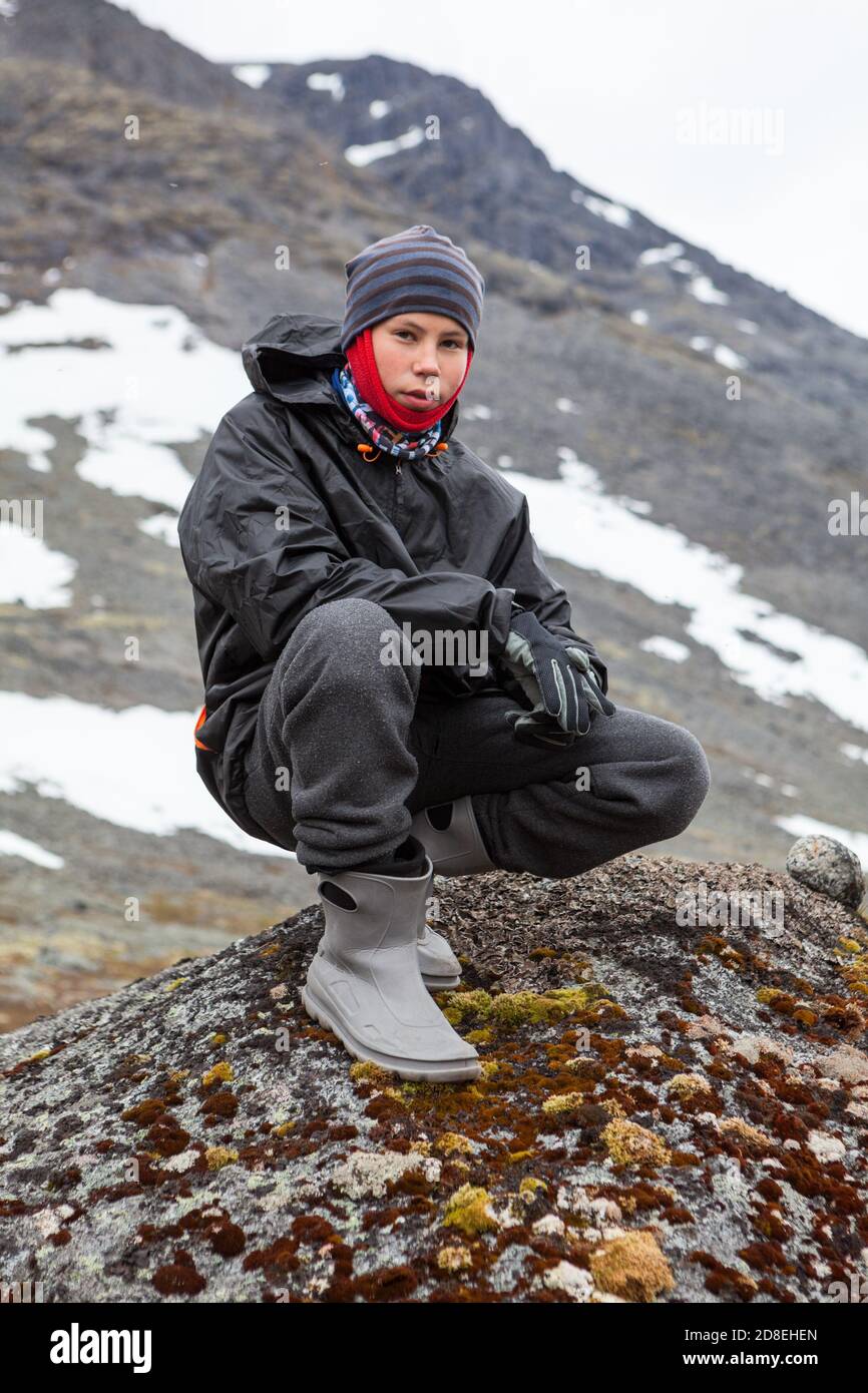 Portrait d un adolescent qui s habille d une chaude tenue de