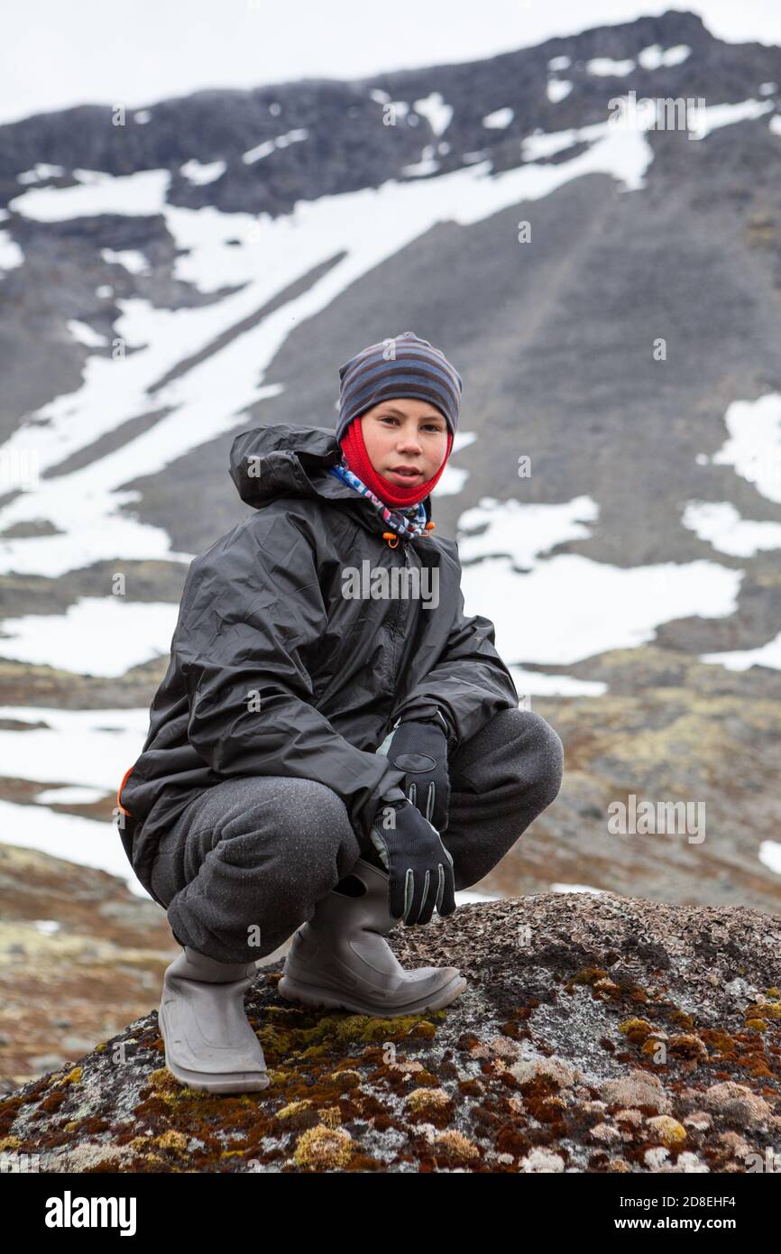Vetements de randonnee impermeables et coupe vent pour garcon adolescent caucasien pour l alpinisme jeune enfant assis sur le rocher et regardant l appareil photo a mountai Photo Stock Alamy
