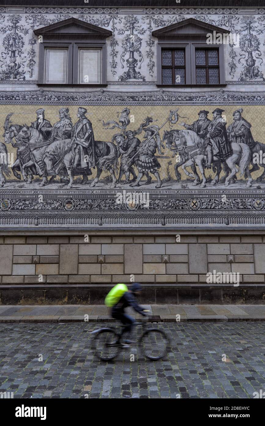 Cycliste devant la procession de la fresque des Princes dans la Augustusstrasse à Dresde, Saxe, Allemagne Banque D'Images