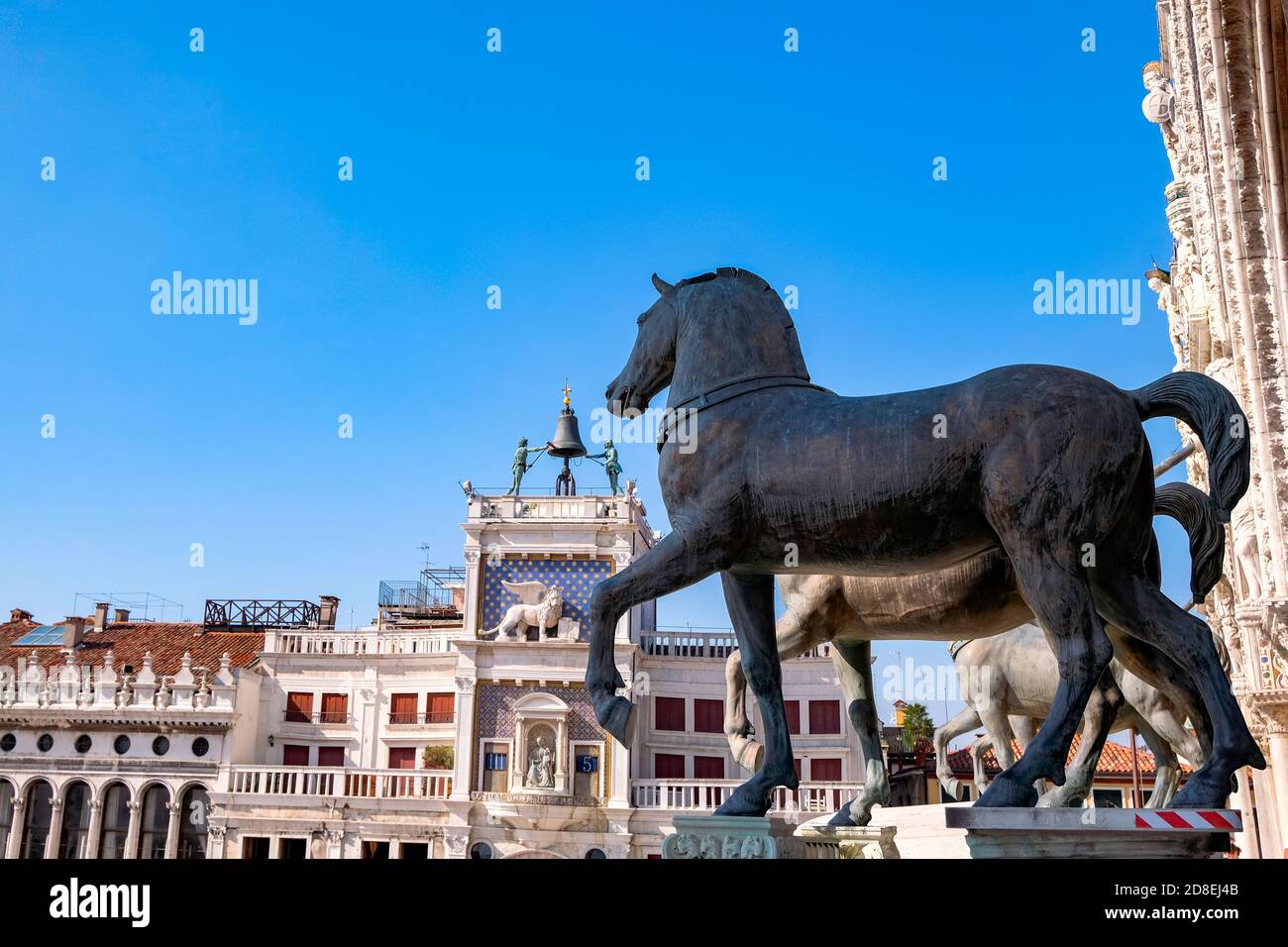 Les chevaux de Saint-Marc 'Cavalli di San Marco') et Torre dell'Orologio - Tour de l'horloge de la place Saint-Marc - Venise, Italie Banque D'Images