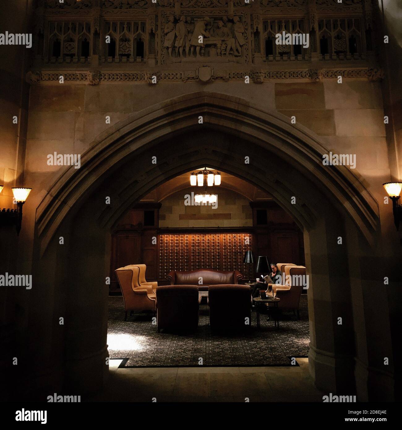 Woman Reading in sitting Area of Library, Sterling Memorial Library, Yale University, New Haven, Connecticut, États-Unis Banque D'Images