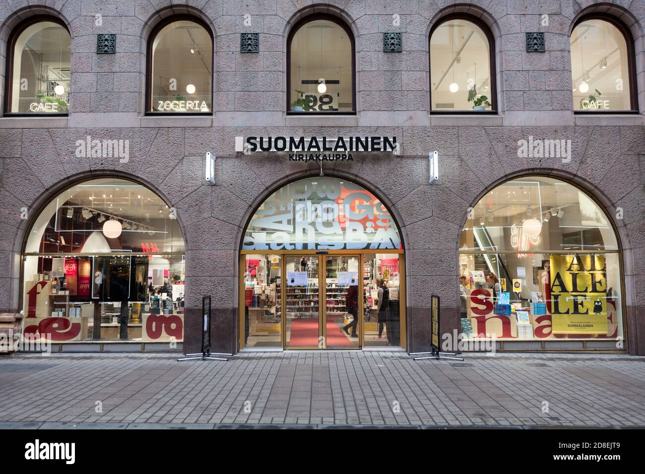 HELSINKI, FINLANDE-CIRCA DEC, 2018: Entrée dans la boutique Suomalainen Kirjakauppa. Il s'agit de la plus grande chaîne de librairies et de boutiques Internet finlandaises de Finlan Banque D'Images