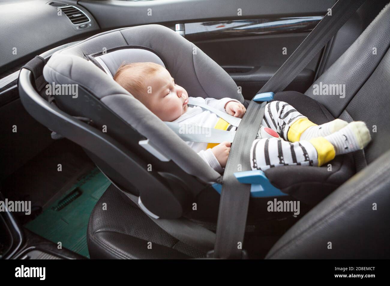 Bébé enfant de trois mois peu endormi attaché avec ceinture de sécurité  dans le siège d'auto de sécurité, dans le sens de la face arrière Photo  Stock - Alamy