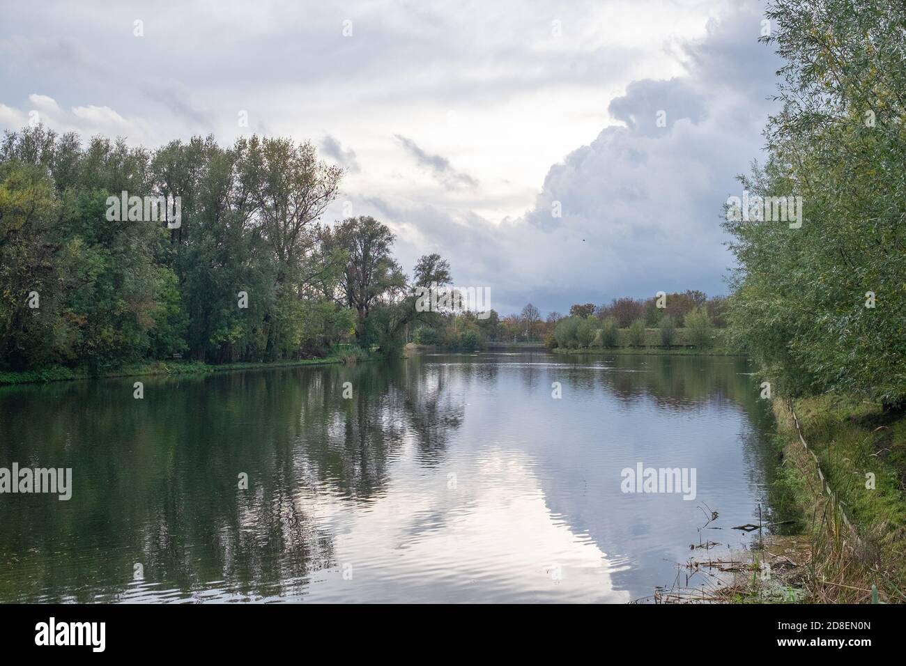 Vue sur le lac. Photo prise à Brielle aux pays-Bas. Célèbre pour le paysage et les nuages. Banque D'Images