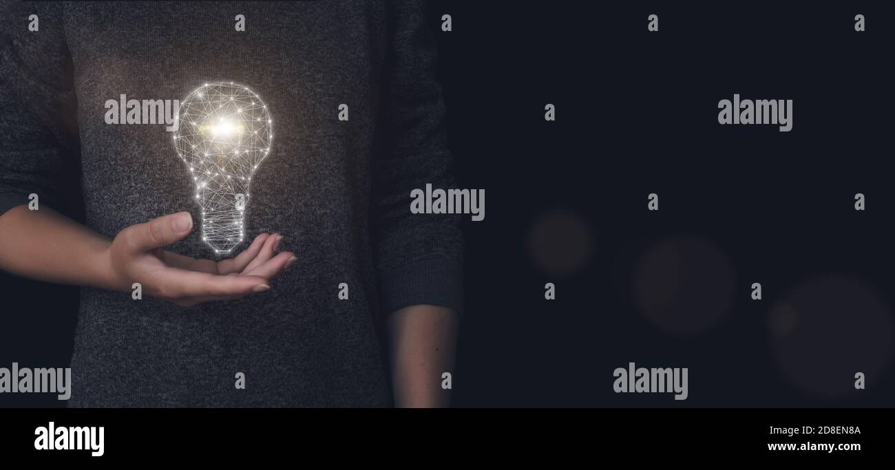 Ampoule lumière dessin en main. De nouvelles idées avec la technologie innovante et la créativité Banque D'Images