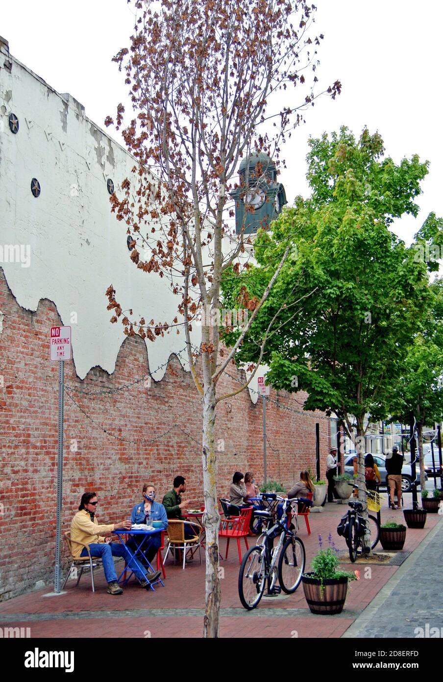 vous pourrez dîner dehors au bistro petaluma du comté de california sonama pendant ouverture partielle des entreprises covid 19 Banque D'Images