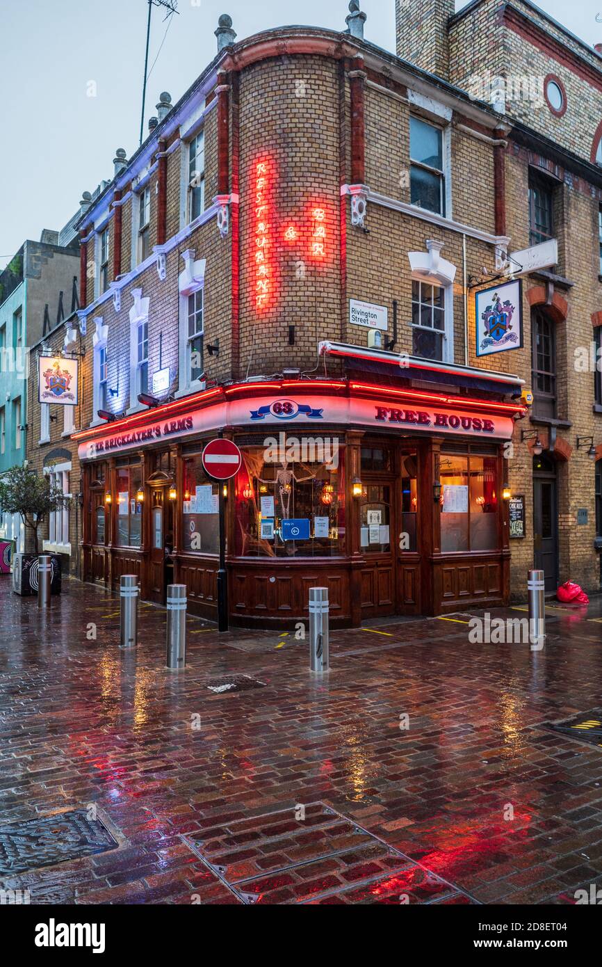 Le Bricklayers Arms Pub Shoreditch est un pub britannique traditionnel situé au cœur du quartier branché de Shoreditch à Londres. Banque D'Images