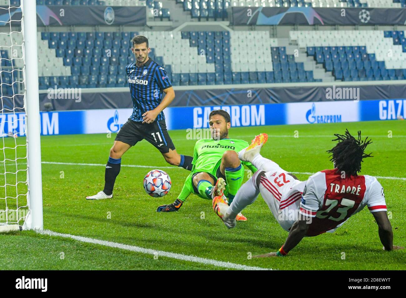 Le gardien de but Marco Sportiello d'Atalanta, Lassina Traore d'Ajax marquant le 0-2 lors de l'UEFA Champions League, Group Stage, Group D football matc C Banque D'Images