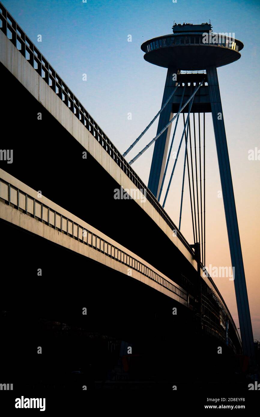 Pont OVNI à Bratislava au coucher du soleil Banque D'Images