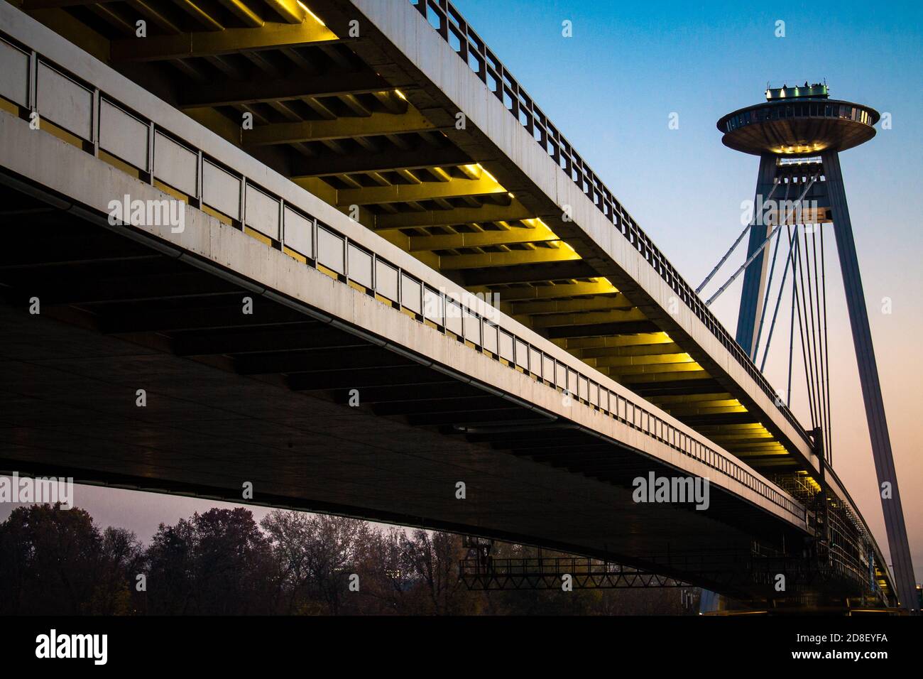 Pont SNP à Bratislava en soirée d'été Banque D'Images