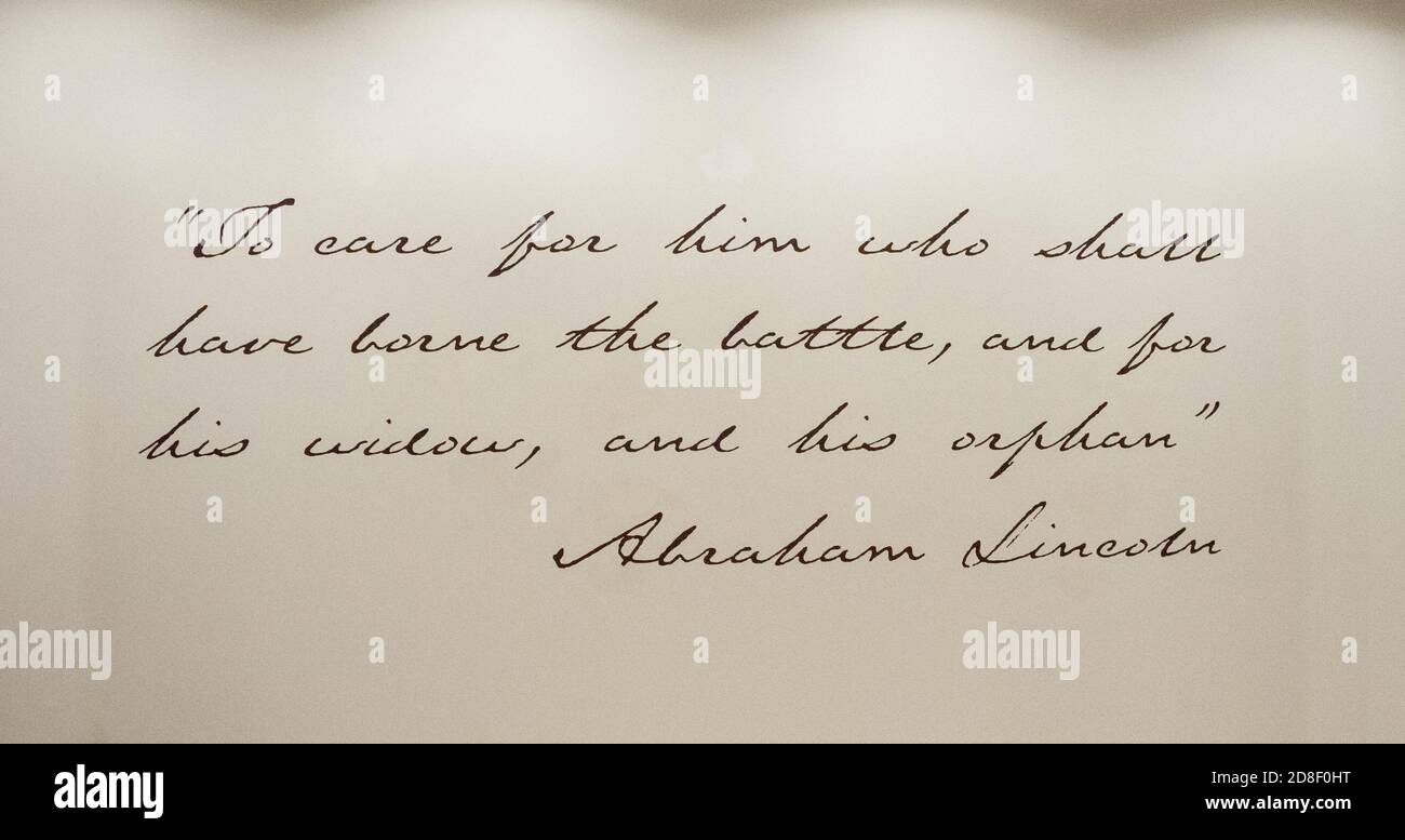 Prendre Soin De Lui Qui Aura Porte La Bataille Et De Sa Veuve Et De Son Orphelin Une Citation D Abraham Lincoln Sur Le Mur D Un Immeuble De Bureaux Photo Stock Alamy