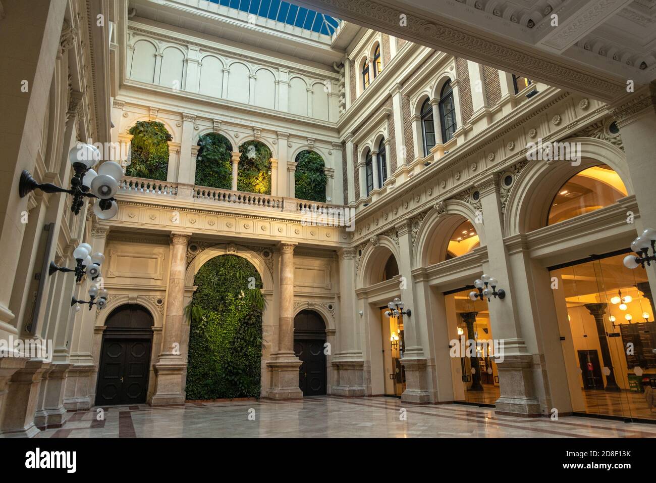 Magnifique intérieur de l'Université Corvinus de Budapest (Corvinus Egyetem) Banque D'Images