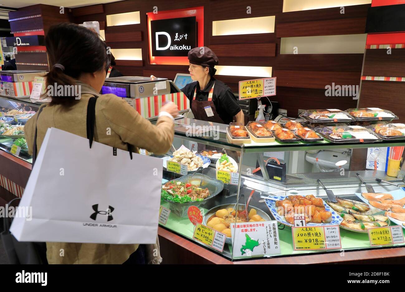 Un client magasiner dans un restaurant de Tokyu Food Show.Tokyu Department Store.Shibuya.Tokyo.Japon Banque D'Images