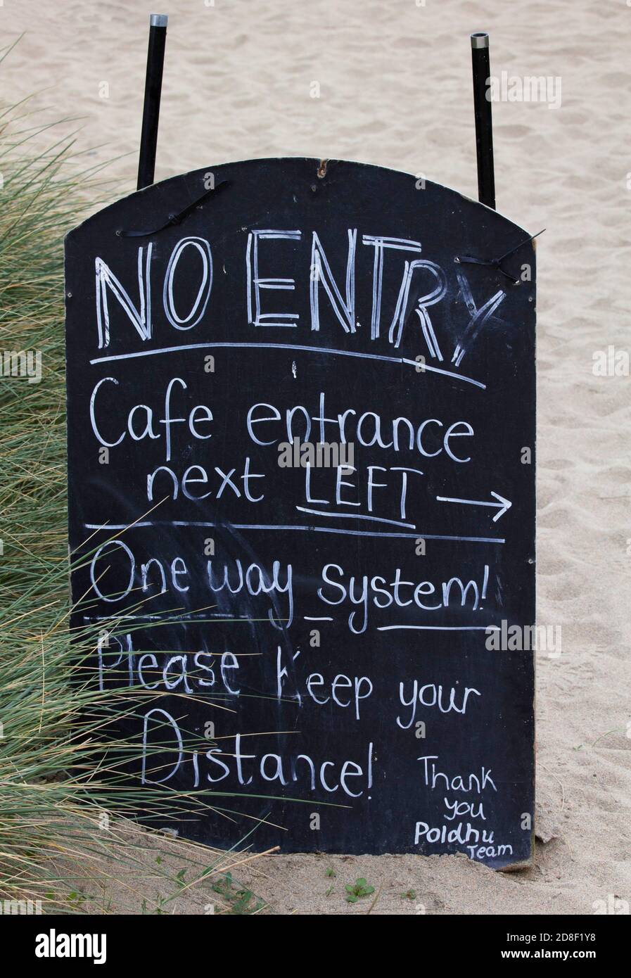 Pas de panneau d'entrée au café de la plage Poldhu pendant Covid 19 crise nécessitant une distanciation sociale Banque D'Images