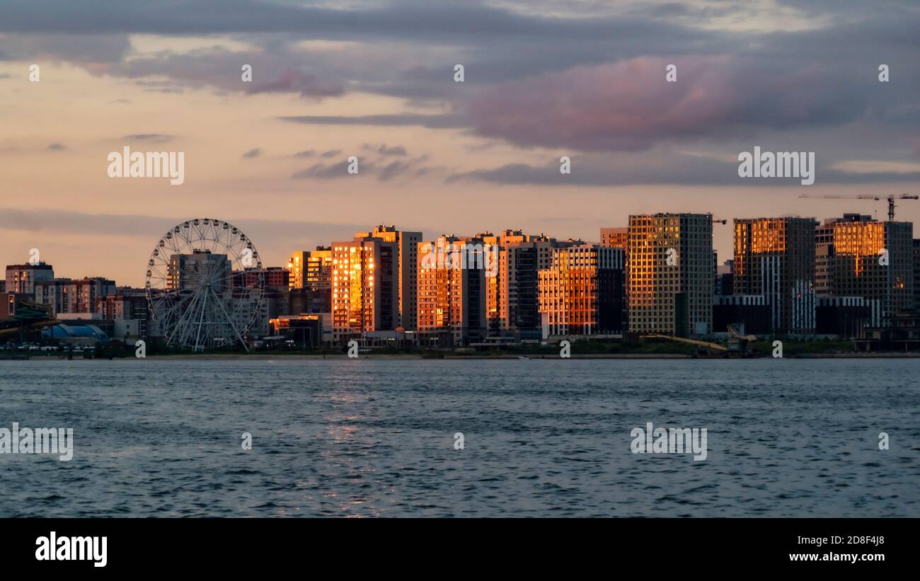 KAZAN, Russie-juin, 2020: Panorama de la partie moderne de la ville à la lumière du soleil couchant Banque D'Images