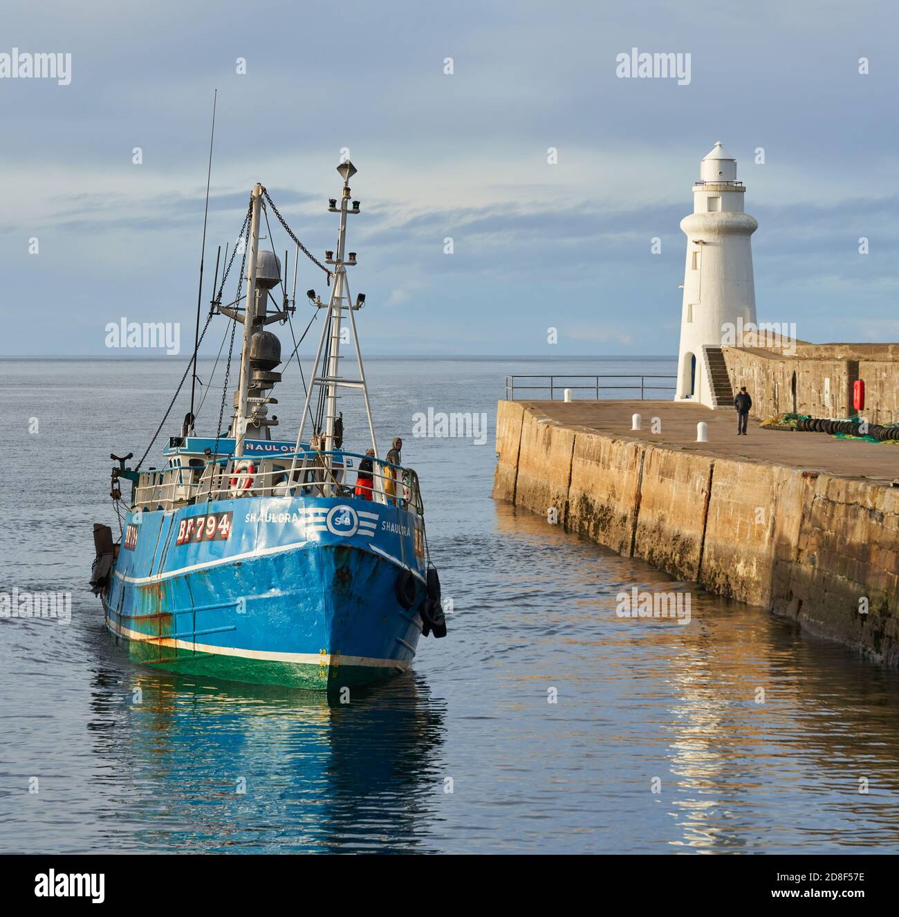 28 octobre 2020. Macduff Harbour, Aberdeenshire, Écosse, Royaume-Uni. C'est le bateau de pêche, Shaulora arrivant à la maison avec ses prises un après-midi ensoleillé. Banque D'Images