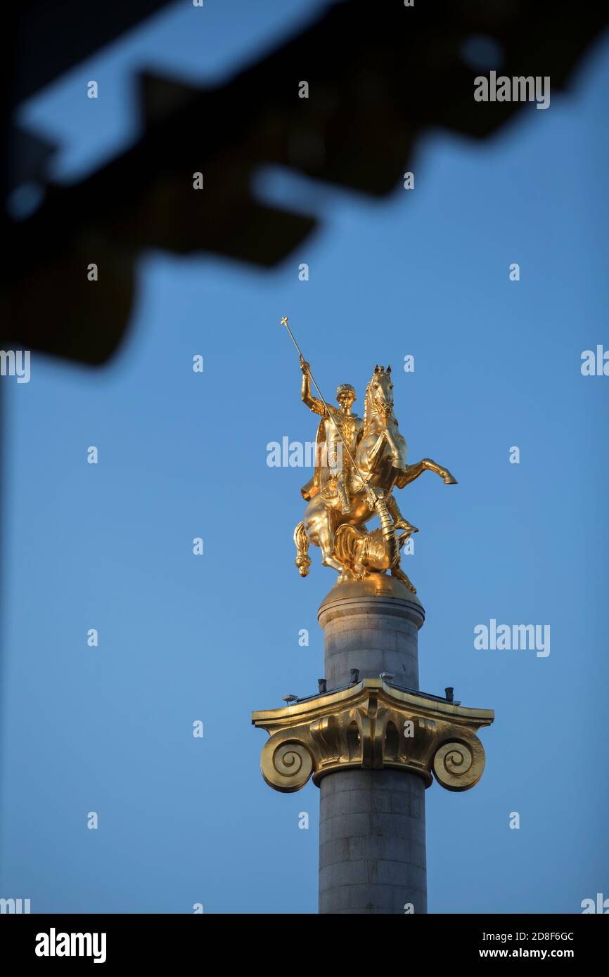 Une statue du héros homonyme du pays, Saint George, se dresse sur la place de la liberté (place de la liberté) à Tbilissi, Géorgie, Caucase, Europe de l'est. Banque D'Images