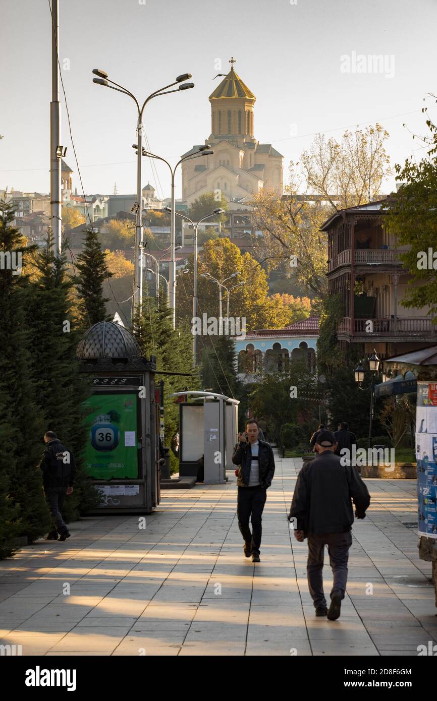 La cathédrale Sainte-Trinité est vue de loin sur un trottoir dans le centre de Tbilissi, la Géorgie, le Caucase, l'Europe de l'est. Banque D'Images