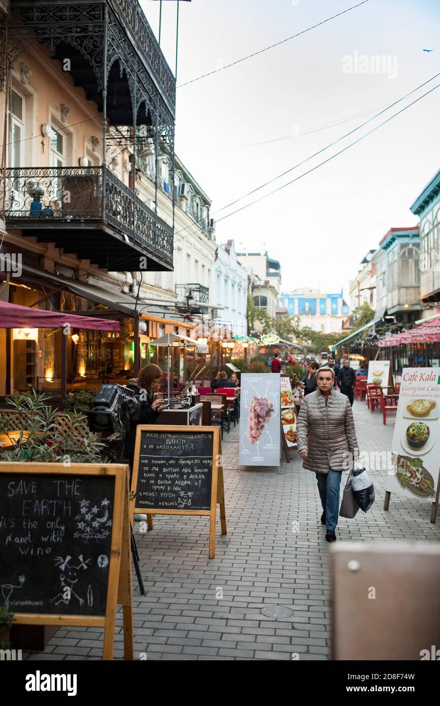 Scène de rue avec des cafés en plein air dans la vieille ville (kala) de Tbilissi, Géorgie, Caucase, Europe. Banque D'Images