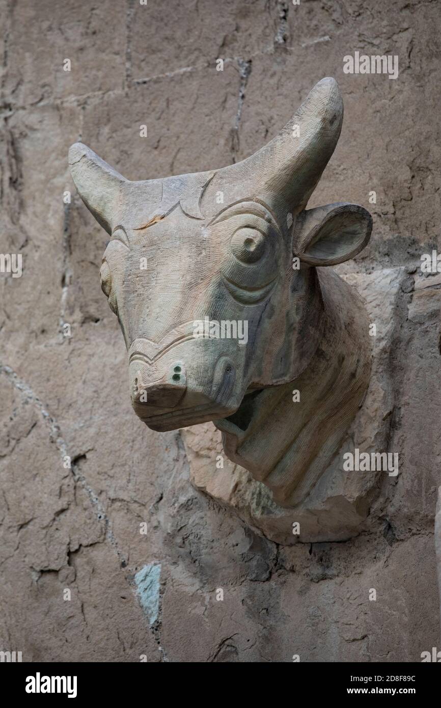 Sculpture d'une tête de taureau sur les murs extérieurs de l'église Jvari à Mtskheta, Géorgie, Caucase, Europe. Banque D'Images