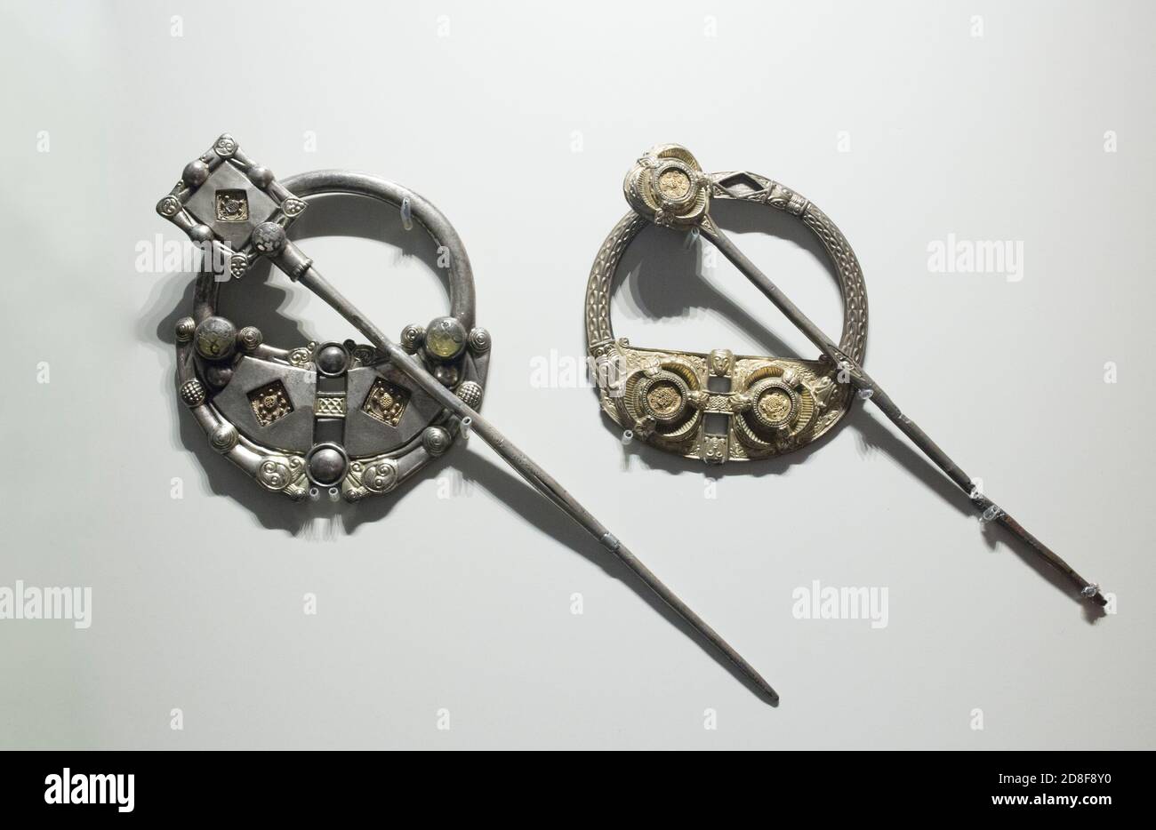 Dublin, Irlande - 20 février 2020 : broches annulaires en argent de Killamoery et Cavan. 9e siècle après J.-C. Musée national d'archéologie d'Irlande Banque D'Images