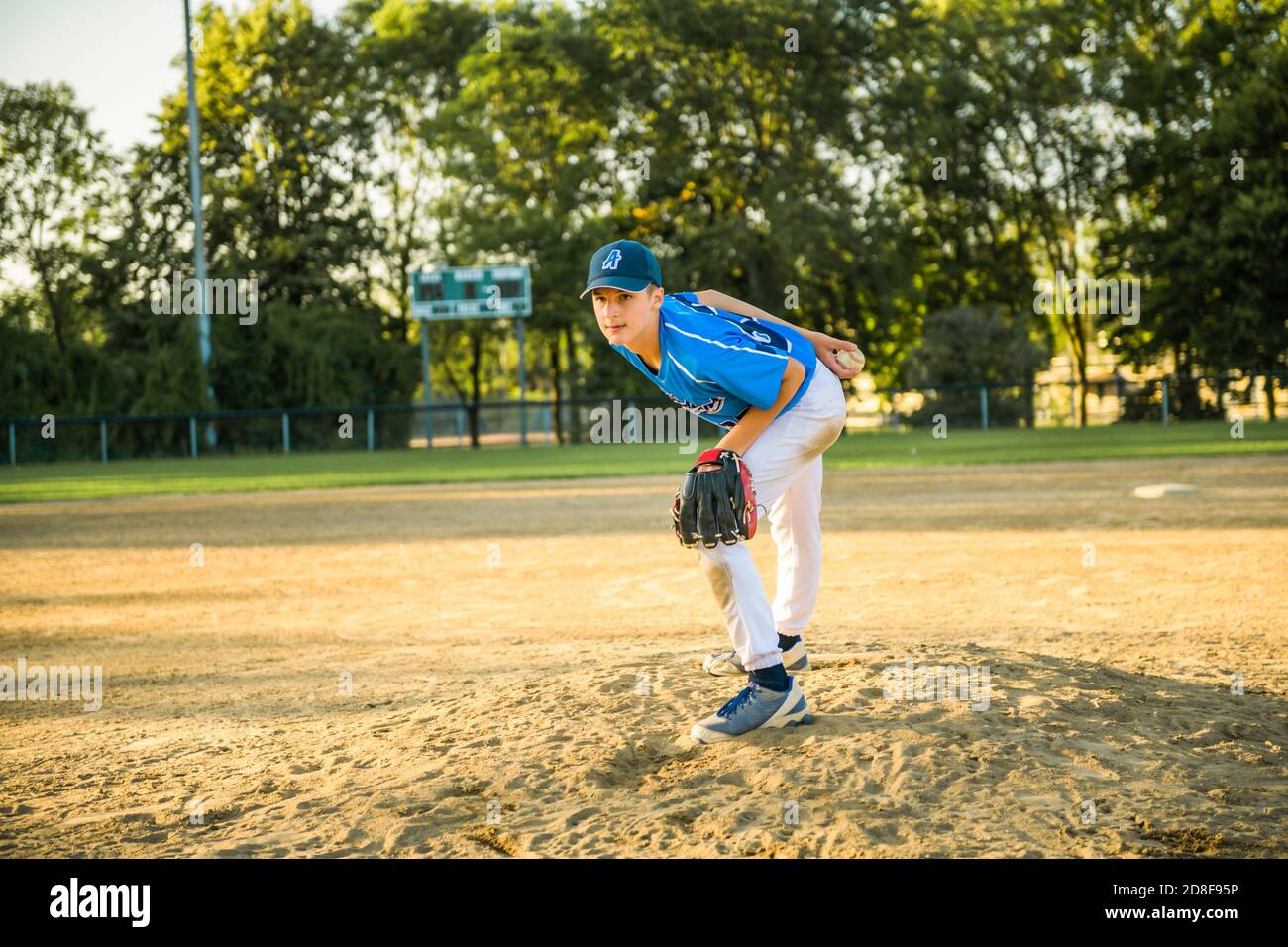 Un pichet de baseball pour enfants debout sur l'aire de jeux Banque D'Images