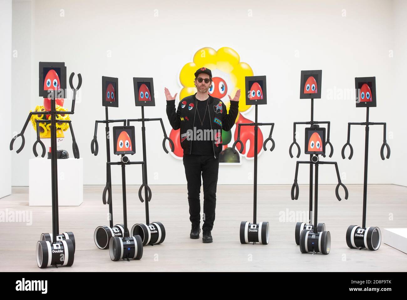 29 octobre 2020. Londres, Royaume-Uni. L'artiste Phillip Colbert pose avec des robots interactifs à l'aperçu de presse de son exposition "Lobsteropolis" à la galerie Saatchi et présenté par l'unité de Londres. Photo de Ray Tang. Banque D'Images