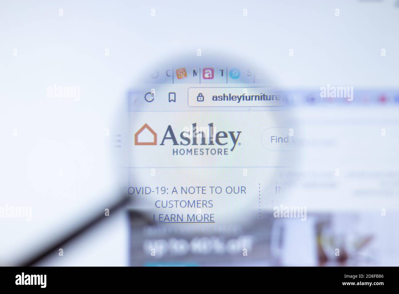 New York, Etats-Unis - 29 septembre 2020: Ashley Furniture ashleyfurniture.com site de la société avec logo en gros plan, montage illustratif Banque D'Images