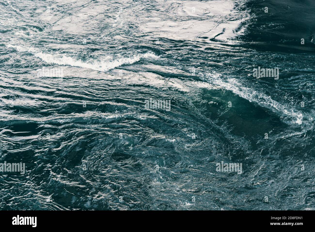 Texture bleu sur fond sombre. Fond d'écran. Plan de la surface de l'eau de la rivière de mer Banque D'Images