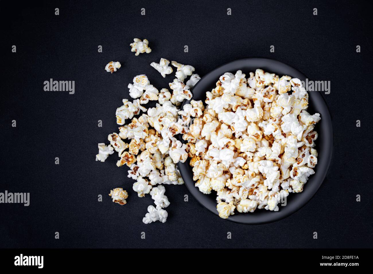 Bouilloire maison maïs-maïs popcorn sur fond noir avec espace de copie. Vue de dessus Banque D'Images